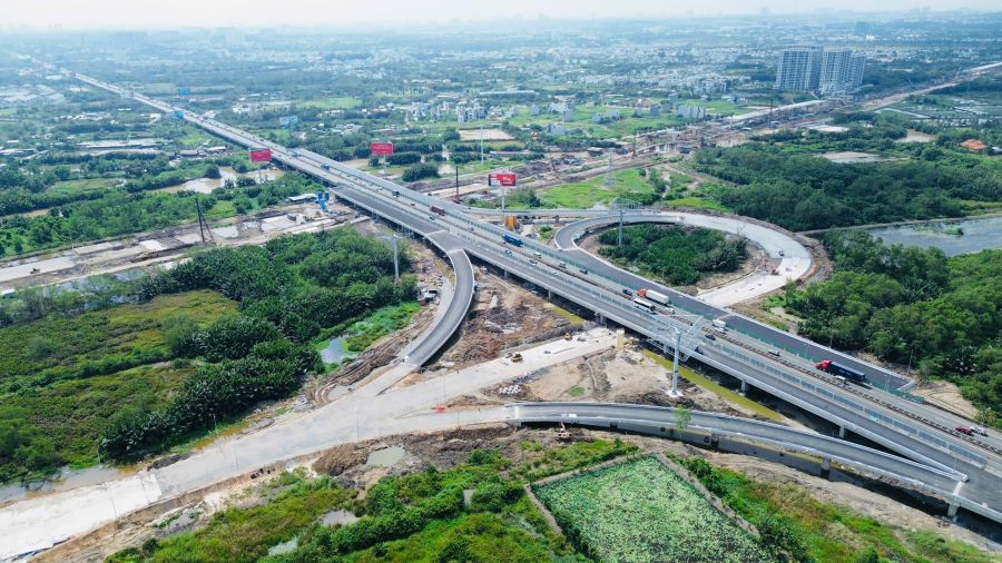 Construction of the Ho Chi Minh City Ring Road 3 intersection with the Ho Chi Minh City - Long Thanh - Dau Giay Expressway. Photo: Minh Quan