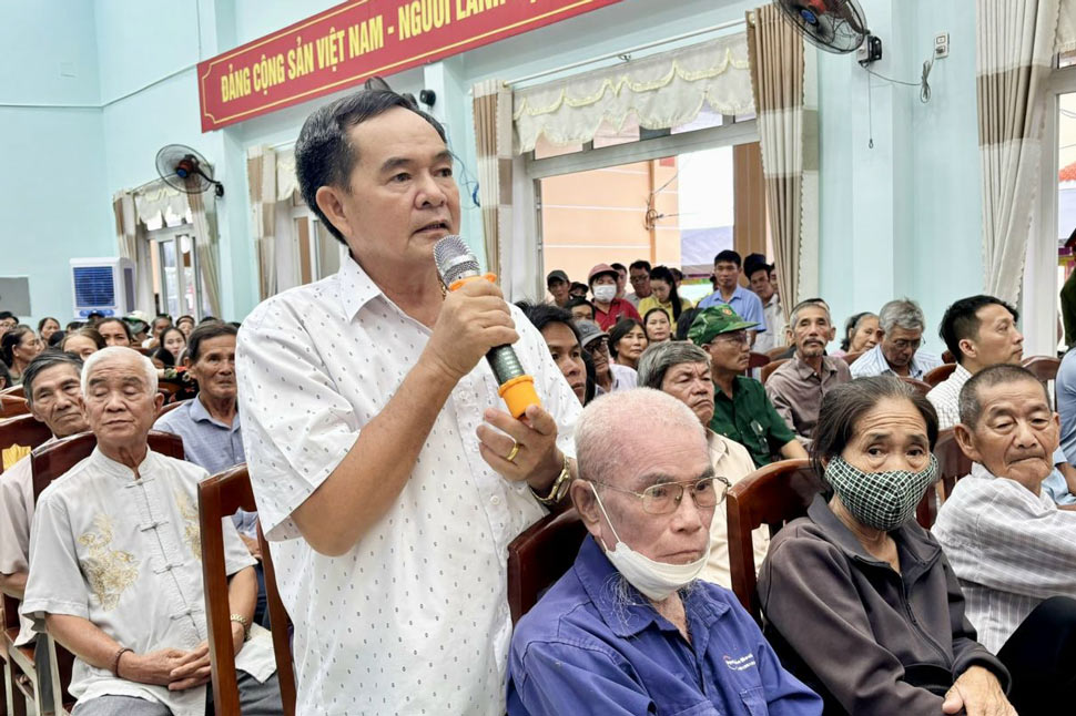 Nguoi dan xa Phu My Dong kien nghi tai buoi doi thoai. Anh: Cong thong tin Gia Lai