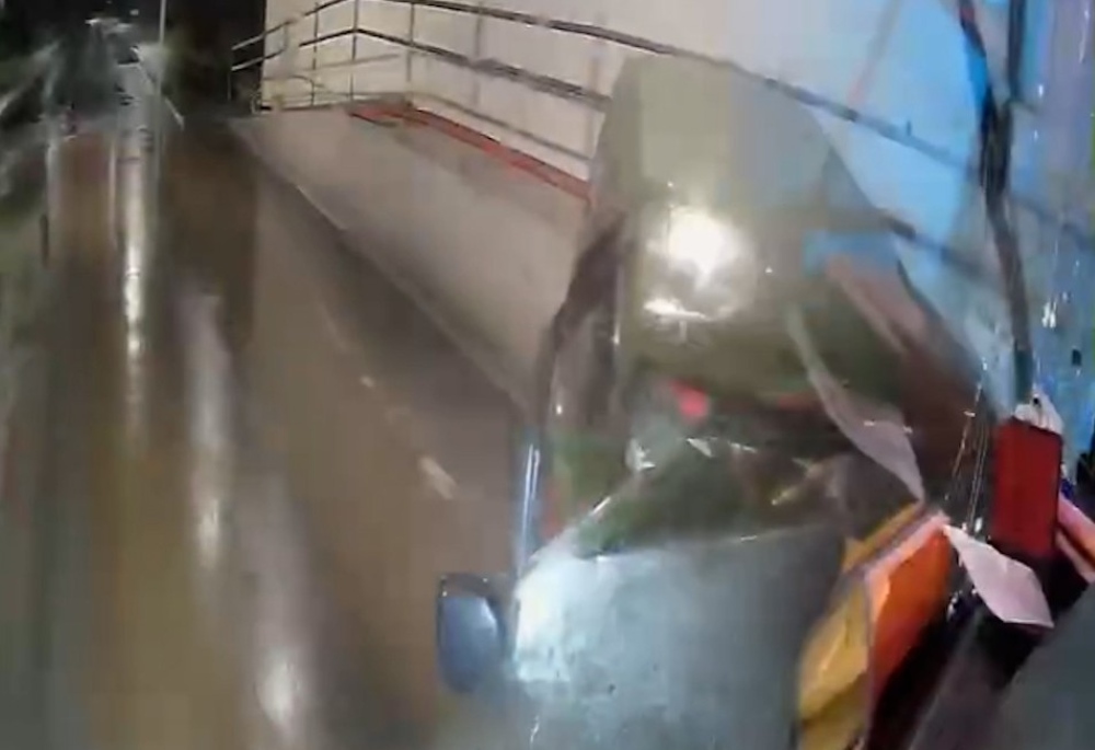 The moment of collision between two cars in the Deo Ngang tunnel killed two people.