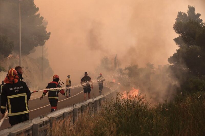 2025년 6월 산불 진화에 참여하는 스페인 소방관. 사진: 신화통신