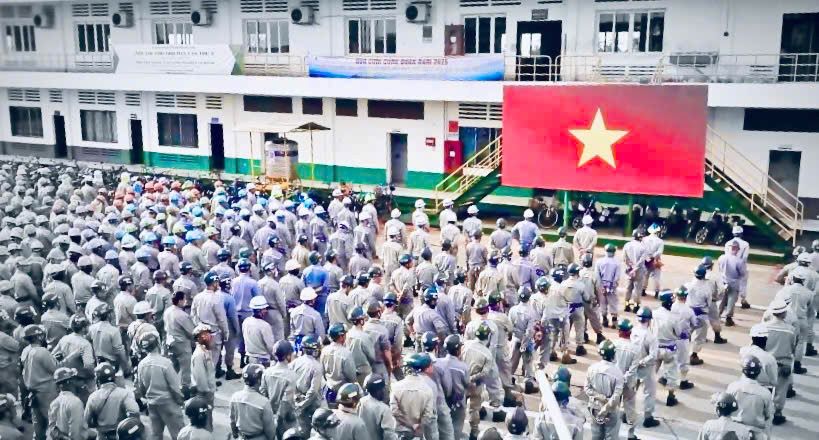 Khanh Hoa 최대 조선소의 수천 명의 노동자들이 함께 깃발 게양식 국가 제창식을 거행합니다. 사진: Ha Ngan