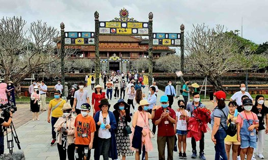 Khách du lịch tham quan di tích Huế. Ảnh: Phúc Đạt.