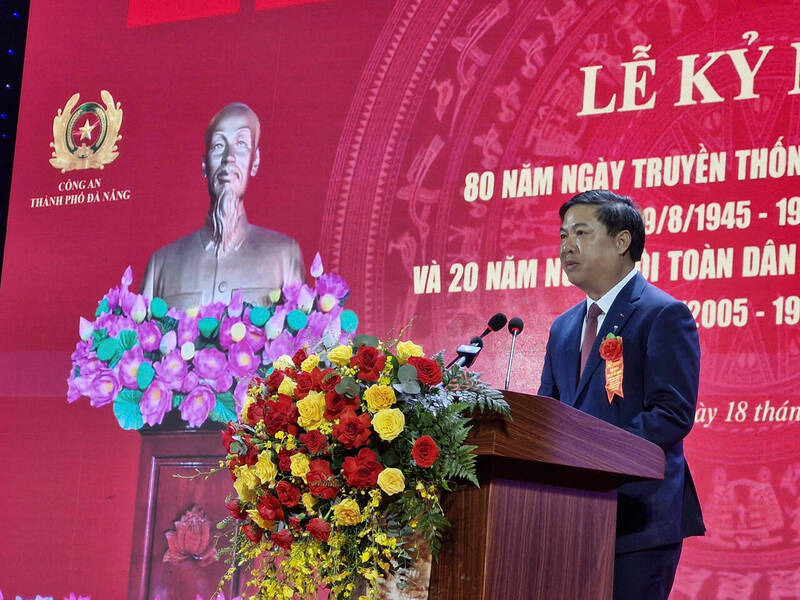 Chairman of the People's Committee of Da Nang City Luong Nguyen Minh Triet spoke at the 80th Anniversary of the Vietnam People's Public Security Traditional Day (August 19, 1945 - August 19, 2025) and the 20th Anniversary of the National Day for National Security Protection (August 19, 2005 - August 19, 2025) on the morning of August 18. Photo: Thu Giang
