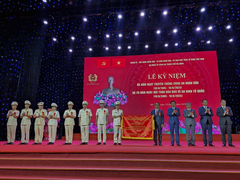 Lanh dao TP Da Nang tang buc truong cho Cong an thanh pho. Anh: Thu Giang