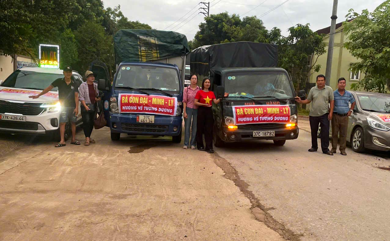 Nhom tu thien Dai Minh van chuyen hang hoa, cuu tro nguoi dan mien Tay Nghe An. Anh: Pham Chung