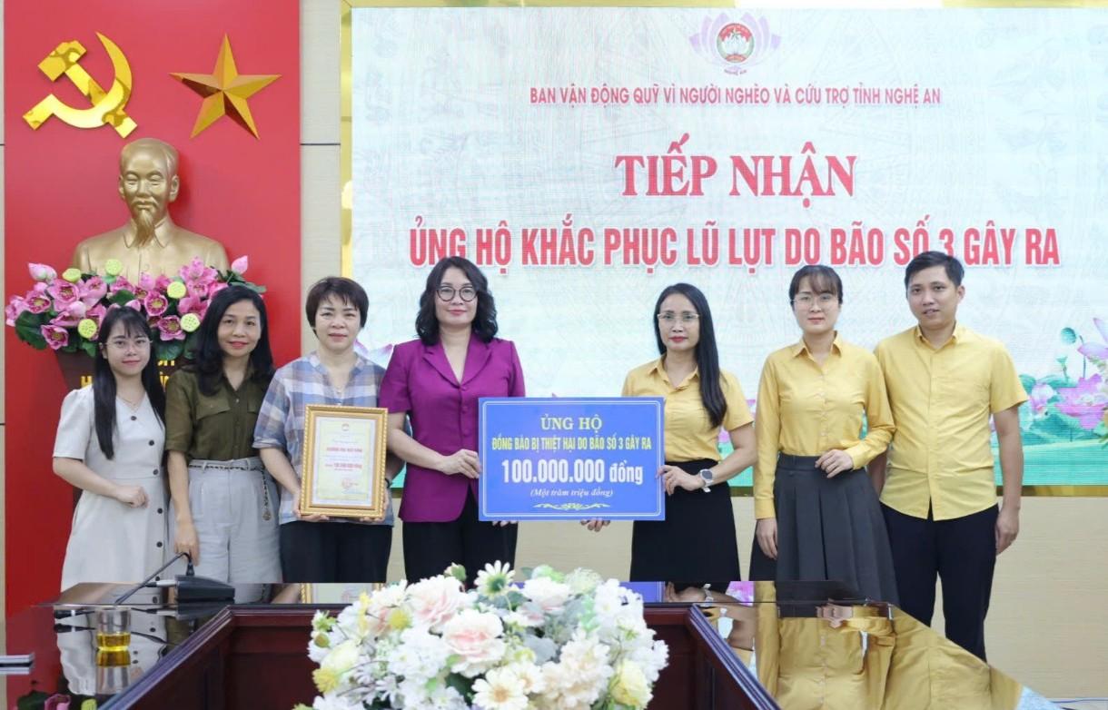 La Universidad de Vinh entrega 100 millones de VND para apoyar a la poblacion de las zonas inundadas de Nghe An. Foto: Ngoc Anh