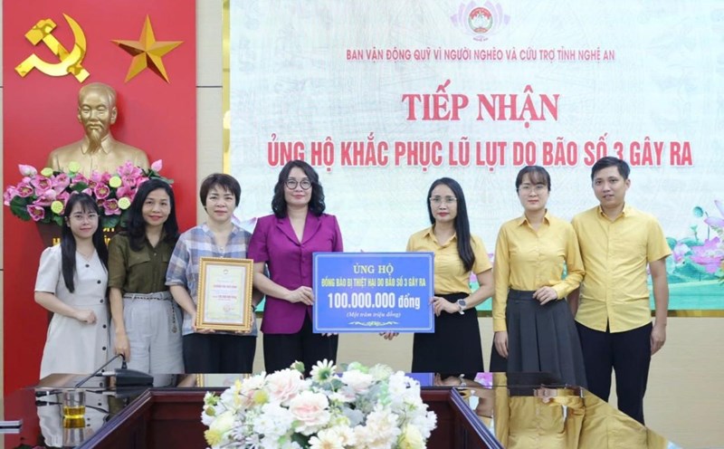 Vinh University donated 100 million VND to people in flooded areas of Nghe An. Photo: Ngoc Anh