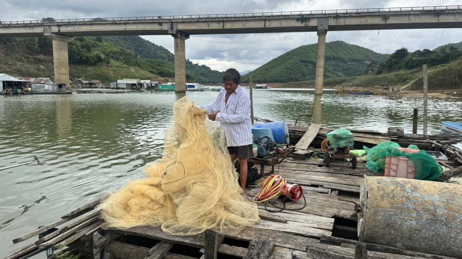 In the lake area, people mainly make a living by fishing, have unstable incomes and face many dangers. Photo: PV Group