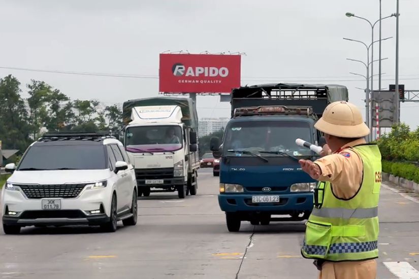La policia de trafico guia a los camiones a circular en el carril correcto justo en el area de la estacion de peaje. Foto: The Ky