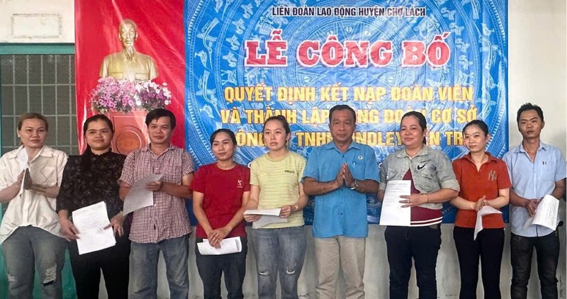 Thanh lap cong doan co so, tao cho dua vung chac cho nguoi lao dong. Anh: LDLD tinh Vinh Long