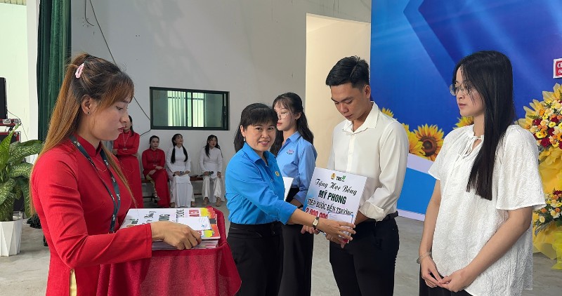 노동조합은 학업에 열중하는 조합원 자녀가 학교에 진학할 수 있도록 장학금을 수여합니다. 사진: 호앙록