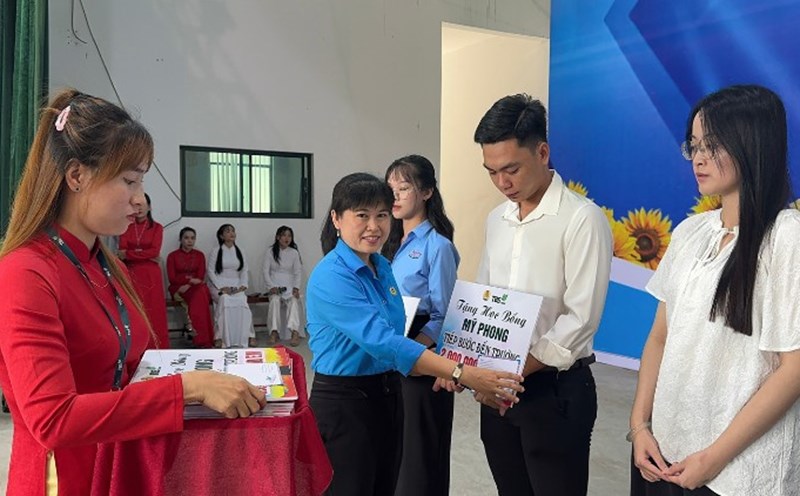 The union awarded scholarships to support union members' children who are studious and continue to go to school. Photo: Hoang Loc
