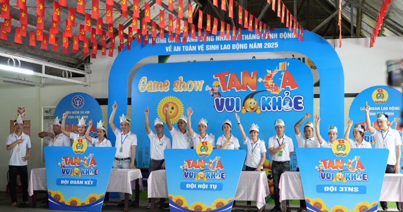 Cong nhan hao hung voi cac hoat dong vui choi do cong doan to chuc. Anh: Hoang Loc