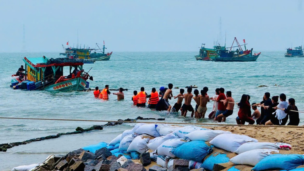 Forces worked together to help pull the sunken ship to shore. Photo: Provided by Border Guard
