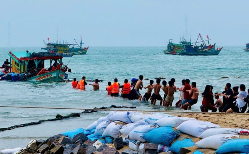 Forces worked together to help pull the sunken ship to shore. Photo: Provided by Border Guard