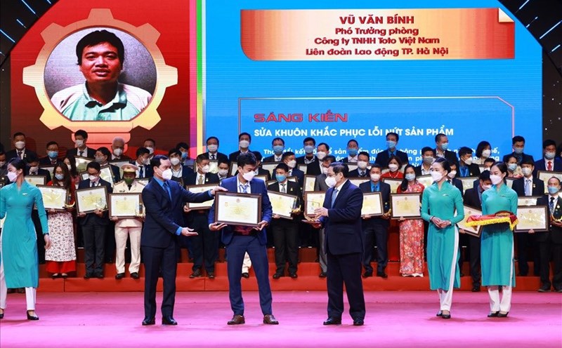 Politburo member, Prime Minister Pham Minh Chinh (right) and Party Central Committee member, President of the Vietnam General Confederation of Labor Nguyen Dinh Khang presented Certificates of Merit and emblems for advanced models in the emulation movement "75 thousand initiatives to overcome difficulties and develop" organized by the Vietnam General Confederation of Labor in 2021. Photo: Hai Nguyen