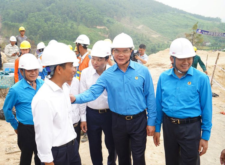 Member of the Party Central Committee, Vice Chairman of the Central Committee of the Vietnam Fatherland Front, President of the Vietnam General Confederation of Labor Nguyen Dinh Khang encouraged workers constructing the 500kV line 3 in Nghe An. Photo: Duy Chuong