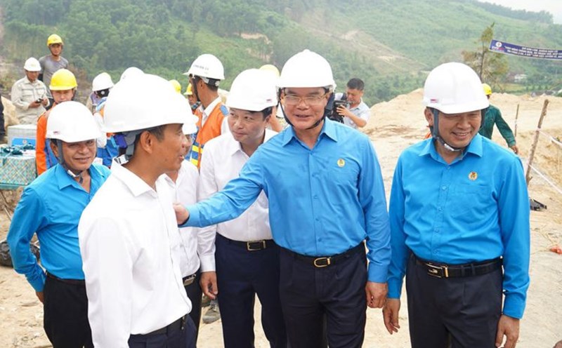 Member of the Party Central Committee, Vice Chairman of the Central Committee of the Vietnam Fatherland Front, President of the Vietnam General Confederation of Labor Nguyen Dinh Khang encouraged workers constructing the 500kV line 3 in Nghe An. Photo: Duy Chuong
