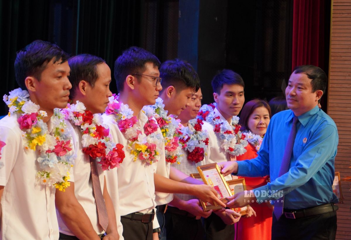 ハイフォン市労働組合連合(LDLD TP Hai Phong)のリーダーシップは、2024年の創造労働基金を受賞した個人を表彰しました。写真:マイ・ズン