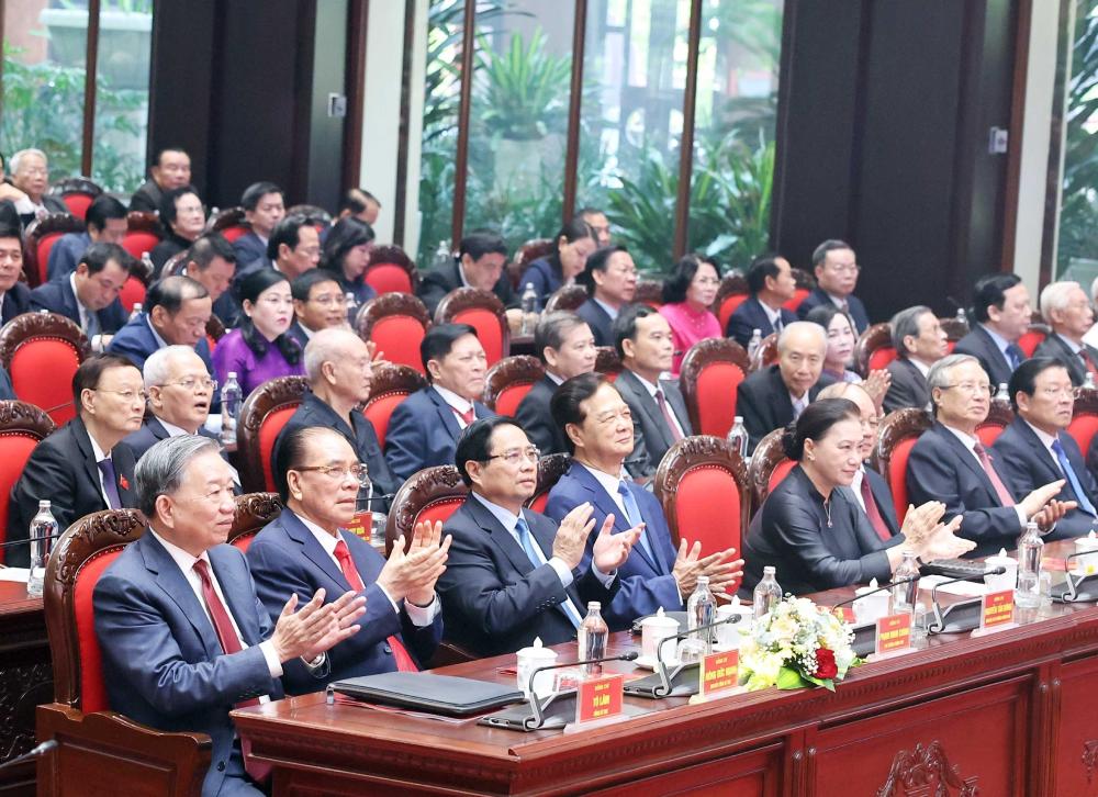 Tong Bi thu va cac lanh dao, nguyen lanh dao Dang, Nha nuoc tai buoi gap mat. Anh: TTXVN