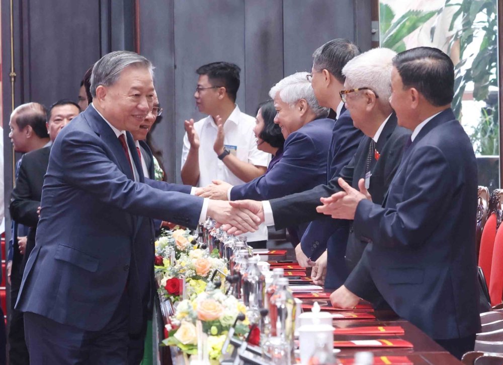 Tong Bi thu chu tri buoi gap mat cac dong chi nguyen lanh dao Dang, Nha nuoc. Anh: TTXVN