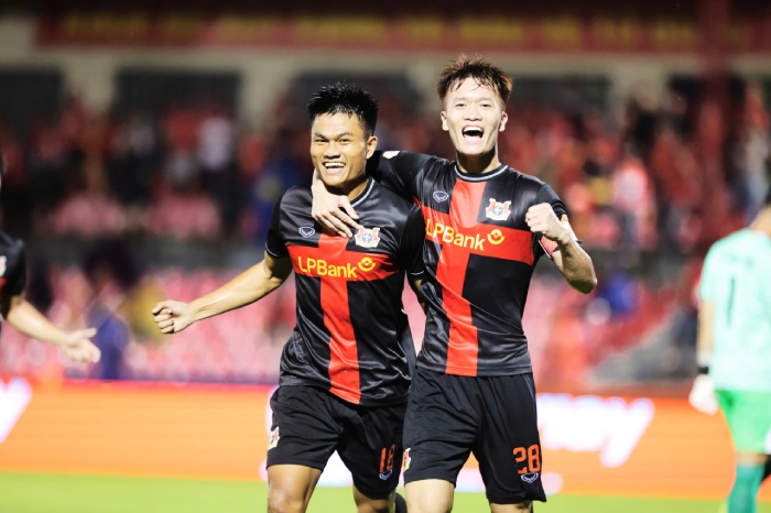 Ninh Binh FC loi nguoc dong danh bai Hong Linh Ha Tinh 3-1 tai vong 1 V.League. Anh: Nhat Anh