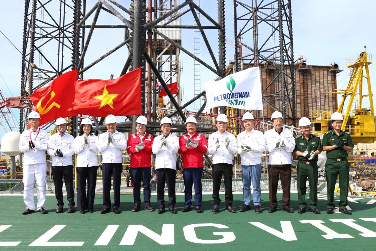 Deputy Prime Minister Bui Thanh Son attended the ceremony to name the self-elevated drilling rig, attaching a signboard to the project to celebrate the 80th anniversary of the August Revolution and National Day on September 2. Photo: Nguyen Hien