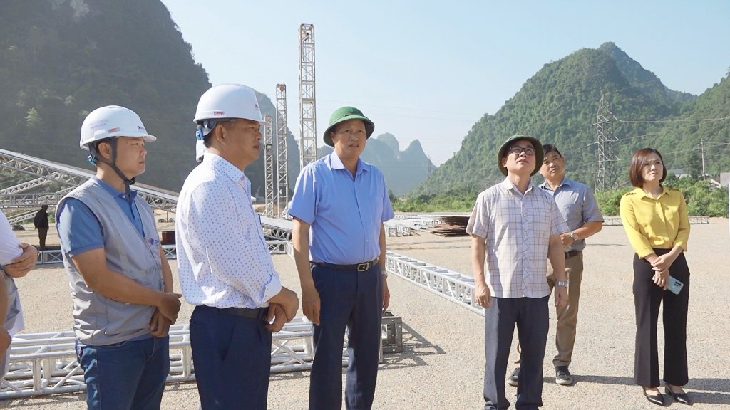 Pho Chu tich UBND tinh Cao Bang Hoang Van Thach kiem tra cong tac chuan bi khoi cong giai doan 2 tuyen cao toc Dong Dang - Tra Linh. Anh: La Tuan, Tan Van
