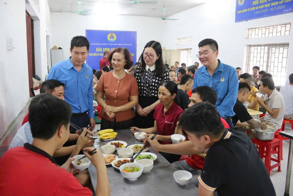 Lanh dao LDLD tinh Thanh Hoa, Uy ban MTTQ Viet Nam phuong Quang Phu, Cong ty CP Thiet bi giao duc Hong Duc tro chuyen voi cong nhan lao dong tai “Bua com cong doan“. Anh: Trinh Dao