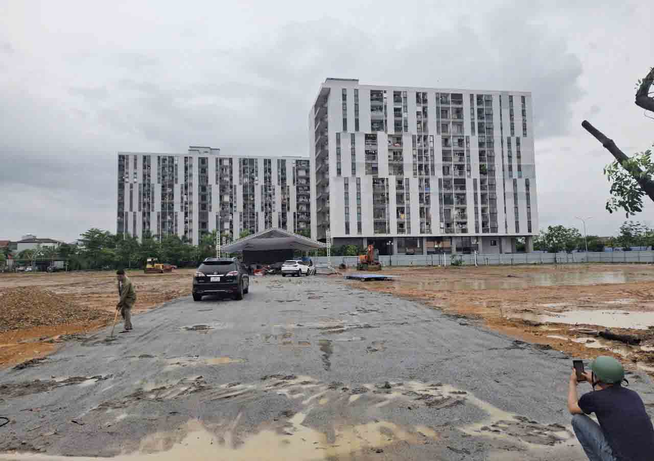 Thach Linh Ward（現在のThanh Sen Ward）フェーズIIでのソーシャルハウジングパイロットプロジェクトの画期的な式典の舞台は準備ができています。写真：Tran Tuan.