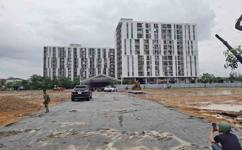 The stage for the groundbreaking ceremony of the Social Housing pilot project in Thach Linh ward (now Thanh Sen ward) phase II is ready. Photo: Tran Tuan.