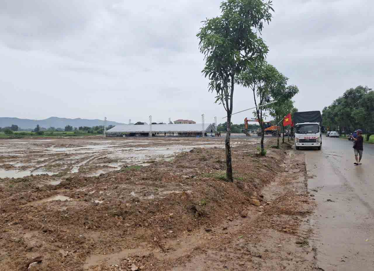 San khau va khu dat san sang cho le khoi cong Du an Khu tai dinh cu thon Lien Vinh, phuong Ha Huy Tap. Anh: Tran Tuan.