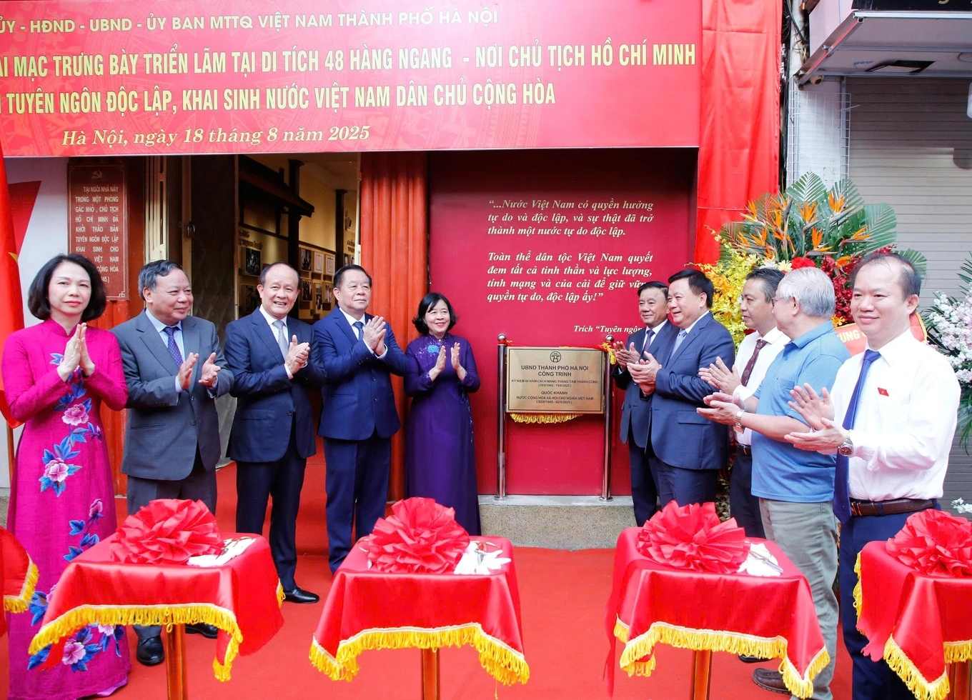 The leaders of the Central Government and Hanoi City performed the ribbon cutting ceremony to open the exhibition at the memorial site of 48 Hang Ngang - where President Ho Chi Minh wrote the Declaration of Independence. Photo: Viet Thanh