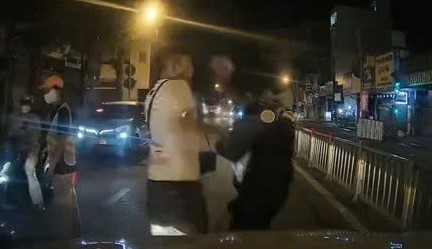 The technology car driver was assaulted by a motorcyclist in the middle of the road. Photo: Dong Hoang