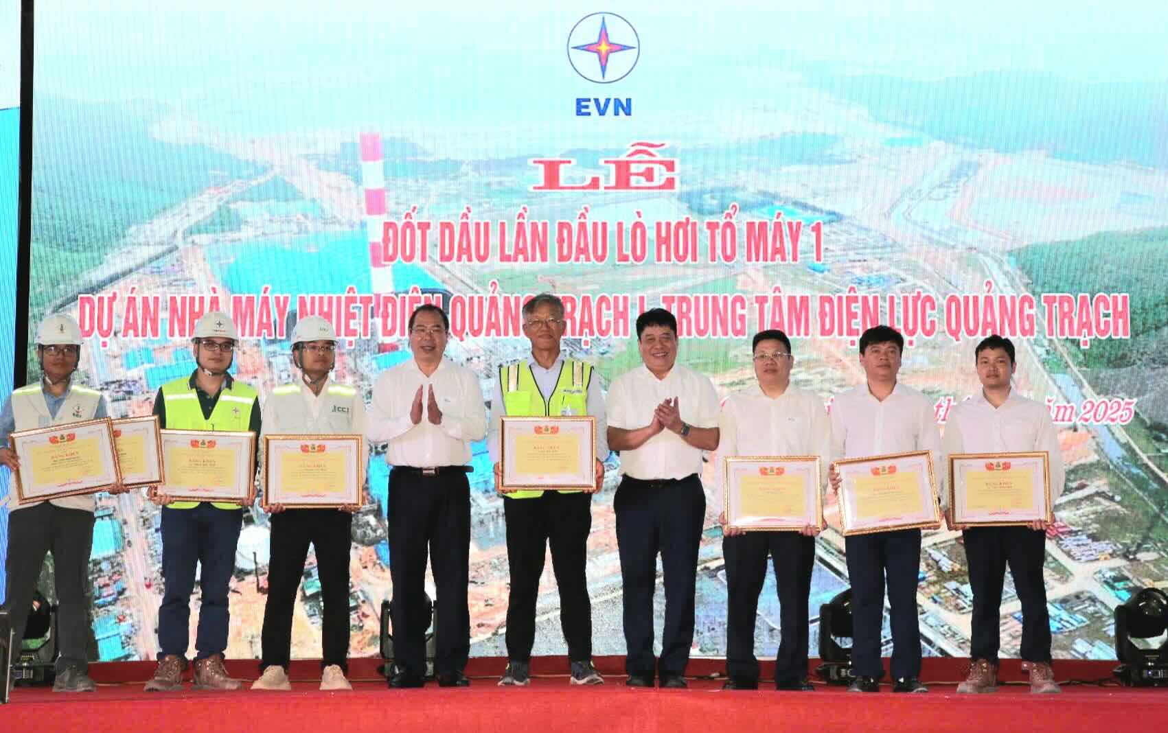 꽝짝 I 화력 발전소 노동자 지도부가 노동조합으로부터 표창장을 받고 있습니다. 사진: 꽁 상