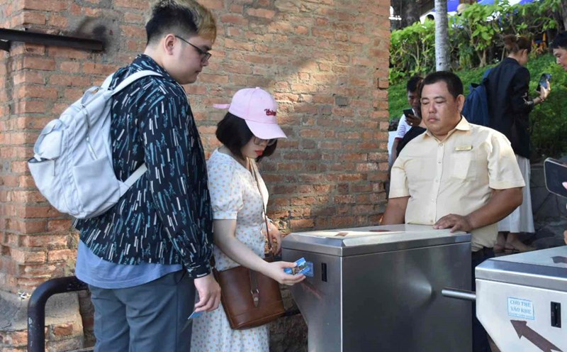 Khanh Hoa provincial authorities will coordinate to inspect and handle violations of price enforcement and fraud against tourists. Photo: Huu Long