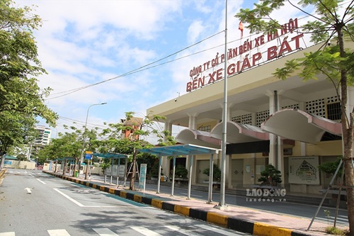 Giap Batバスターミナルで秩序を乱した運転手がいる車両が停止されました。写真:Minh Hanh