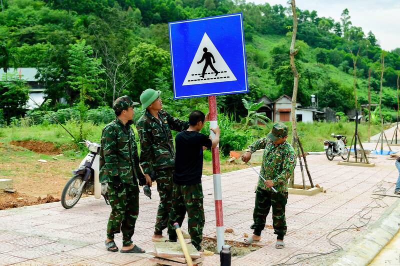 Cac cong nhan dang hoan thien nhung hang muc cuoi cung truoc khi khanh thanh du an. Anh: Quoc Viet