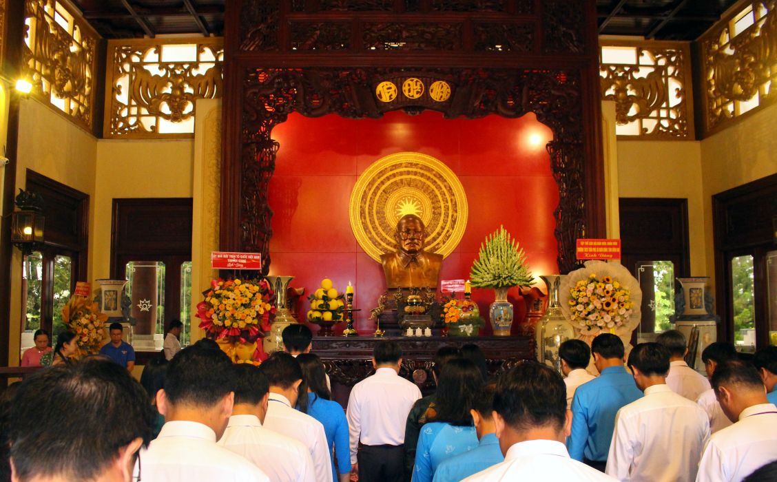 Doan cong tac Uy ban MTTQ Viet Nam va cac doan the tinh An Giang dang huong Chu tich Ton Duc Thang tai Di tich Quoc gia dac biet Khu di tich Chu tich Ton Duc Thang. Anh: Lam Dien