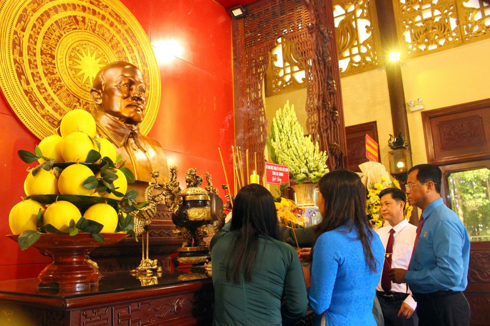 Dai dien cac doan the tinh An Giang dang huong len ban tho Chu tich Ton Duc Thang. Anh: Lam Dien