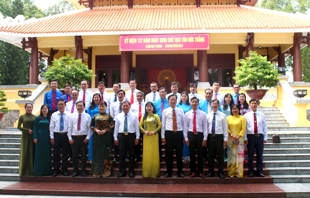 Chup anh luu niem tai Den tho Chu tich Ton Duc Thang. Anh: Lam Dien