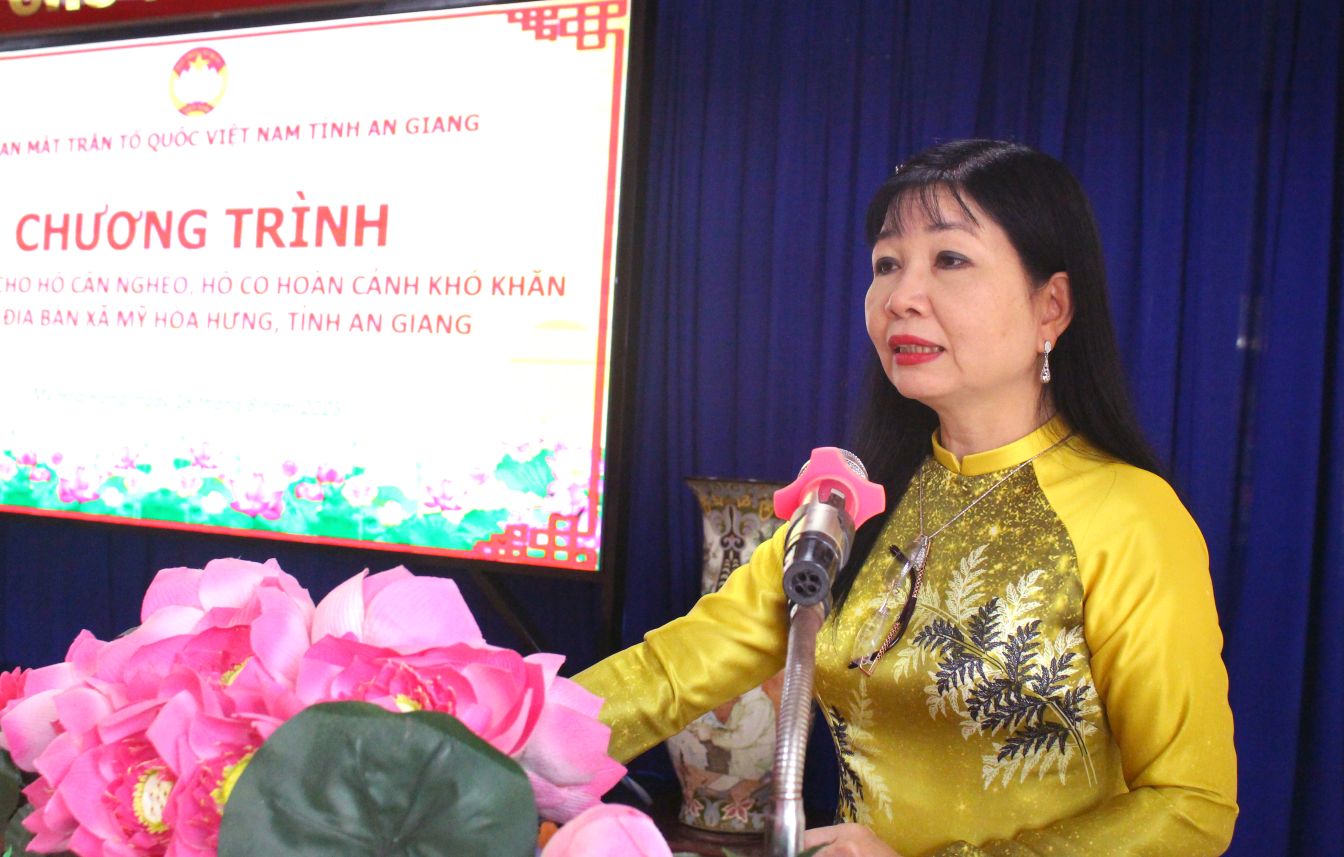 Ba Tran Thi Thanh Huong - Pho Bi thu Thuong truc Tinh uy, Chu tich Uy ban MTTQ Viet Nam tinh An Giang phat bieu tai buoi le trao tang qua cho nguoi dan co hoan canh kho khan.... Anh: Lam Dien