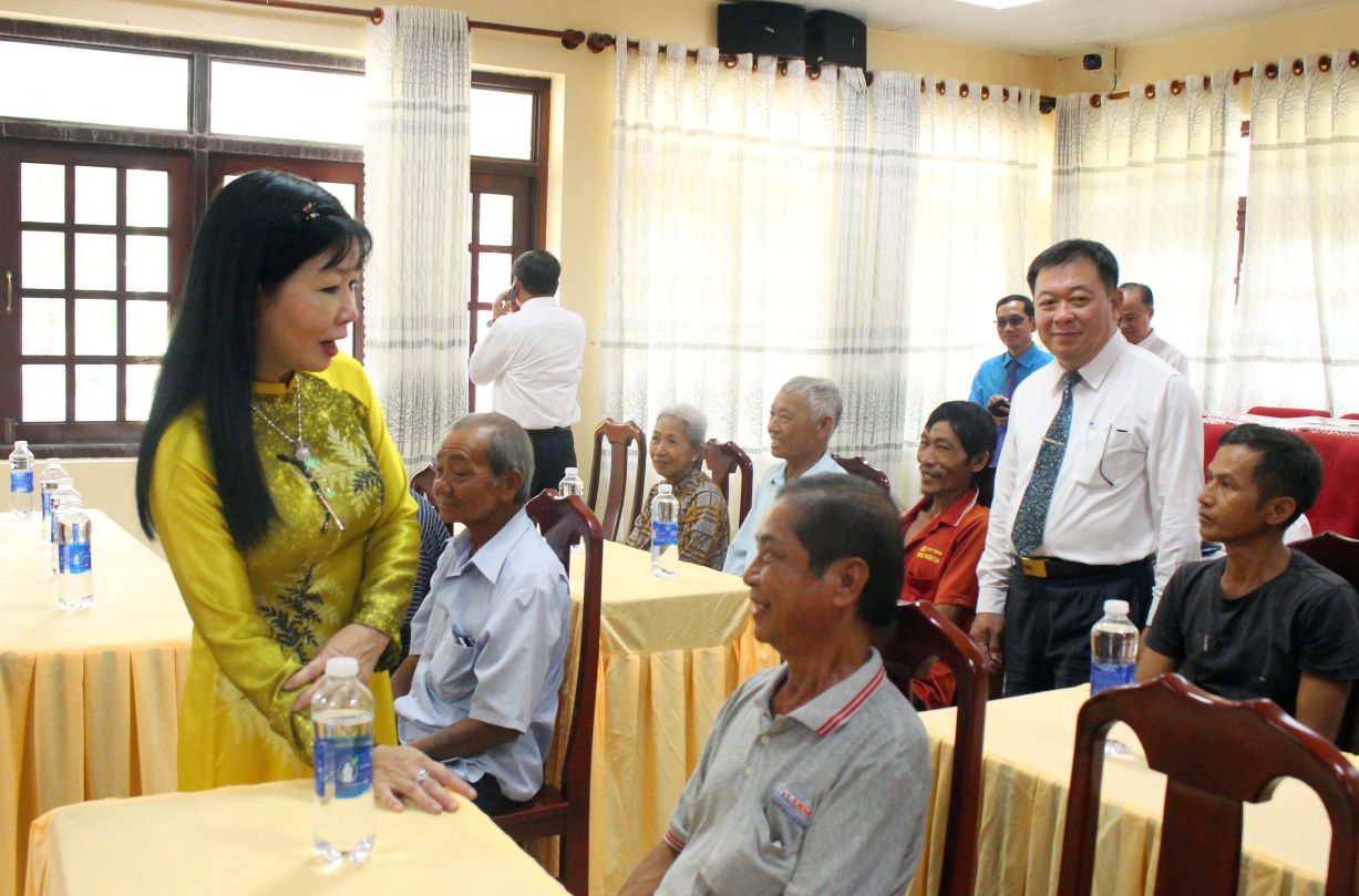 Truoc khi buoc vao le trao tang qua, ba Tran Thi Thanh Huong va ong Le Thanh Viet den tan cac ban an can tham hoi nguoi dan. Anh: Lam Dien