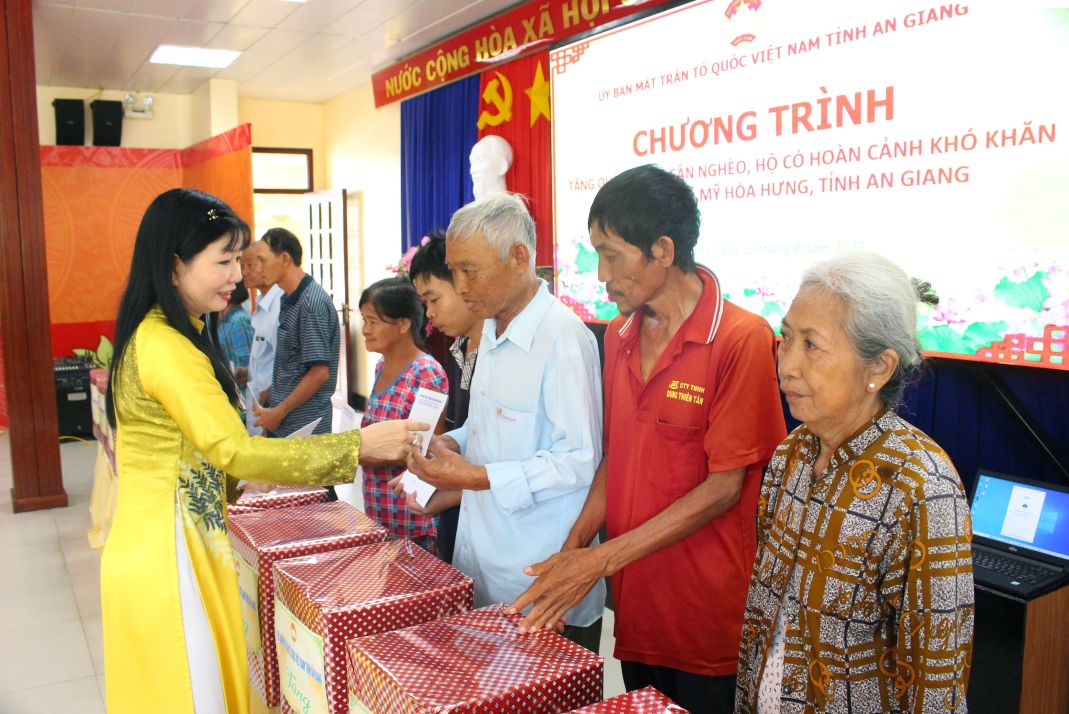 Ba Tran Thi Thanh Huong - Pho Bi thu Tinh uy, Chu tich Uy ban MTTQ Viet Nam tinh An Giang tang qua cho nguoi dan o xa My Hoa Hung co hoan canh kho khan. Anh: Lam Dien