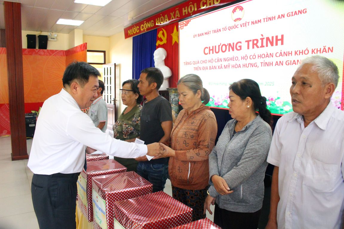 Ong Le Thanh Viet - Uy vien Ban Thuong vu Tinh uy, Pho Chu tich Thuong truc Uy ban MTTQ Viet Nam tinh An Giang tang qua cho nguoi co hoan canh kho khan tai que huong Chu tich Ton Duc Thang. Anh: Lam Dien
