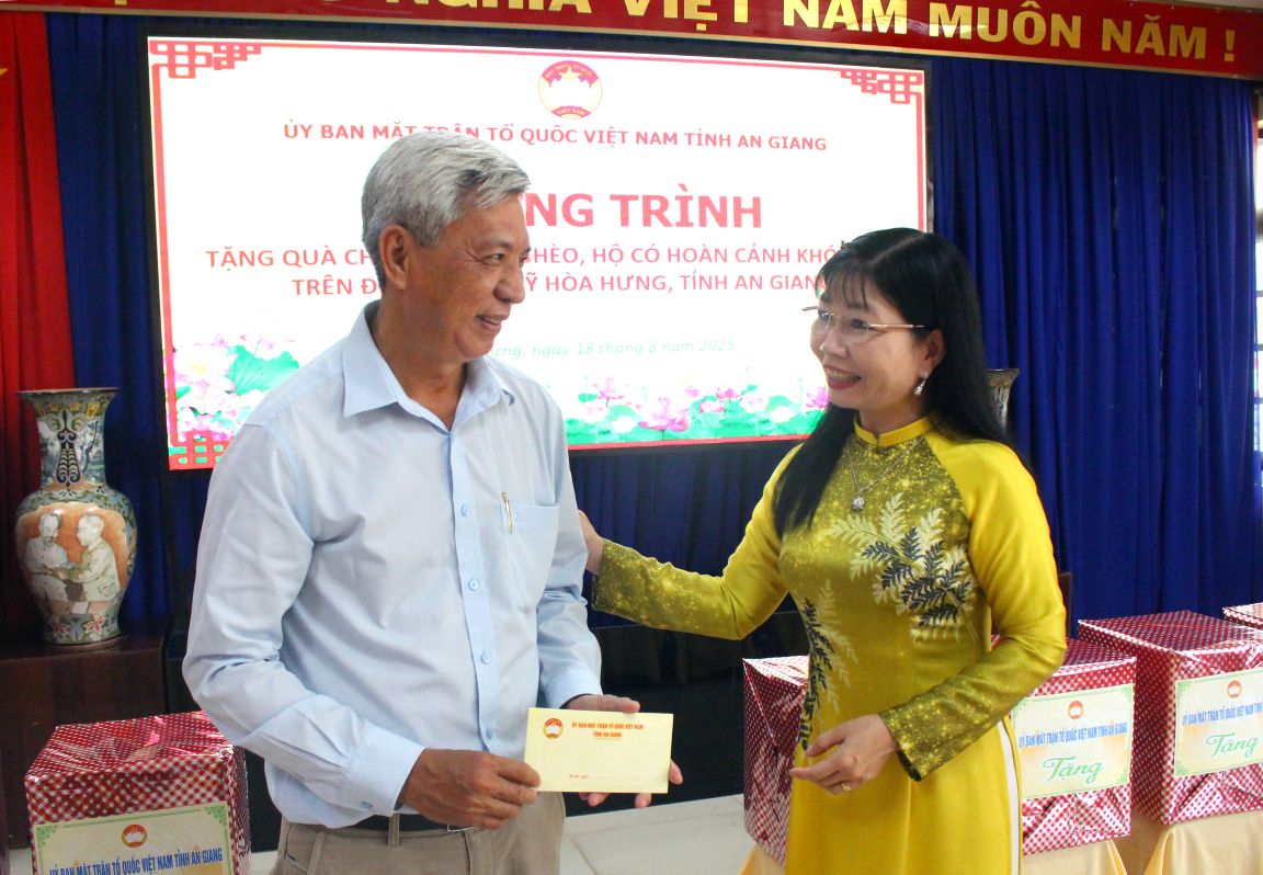 Pho Bi thu Tinh uy, Chu tich Uy ban MTTQ Viet Nam tinh An Giang tang qua cho Phong Quan ly Di tich quoc gia dac biet. Anh: Lam Dien