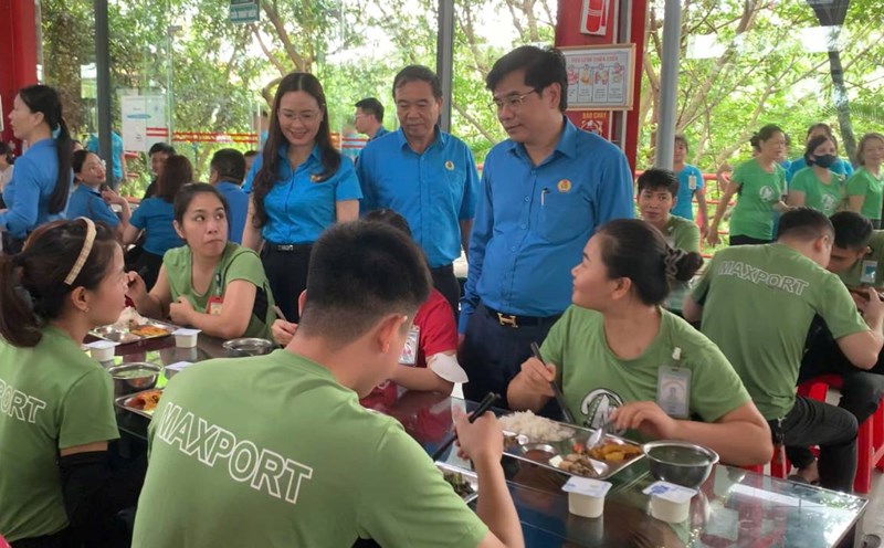 Ninh Binh Provincial Labor Federation organizes a Union Meal for workers and laborers. Photo: Luong Ha