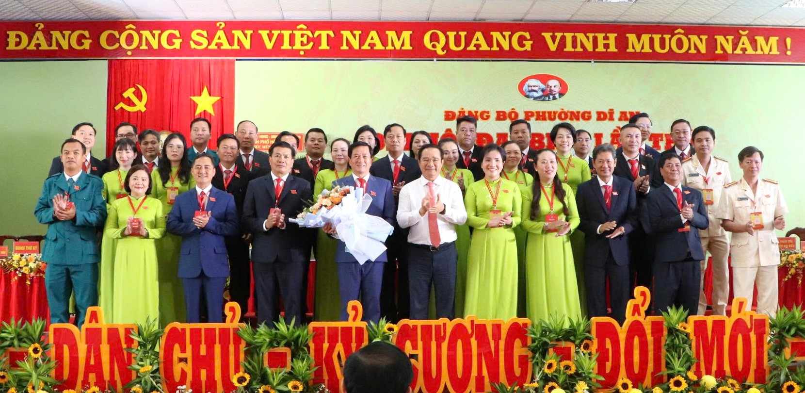 Ra mat Ban Chap hanh Dang bo phuong Di An nhiem ky 2025 - 2030. Anh: Dinh Trong