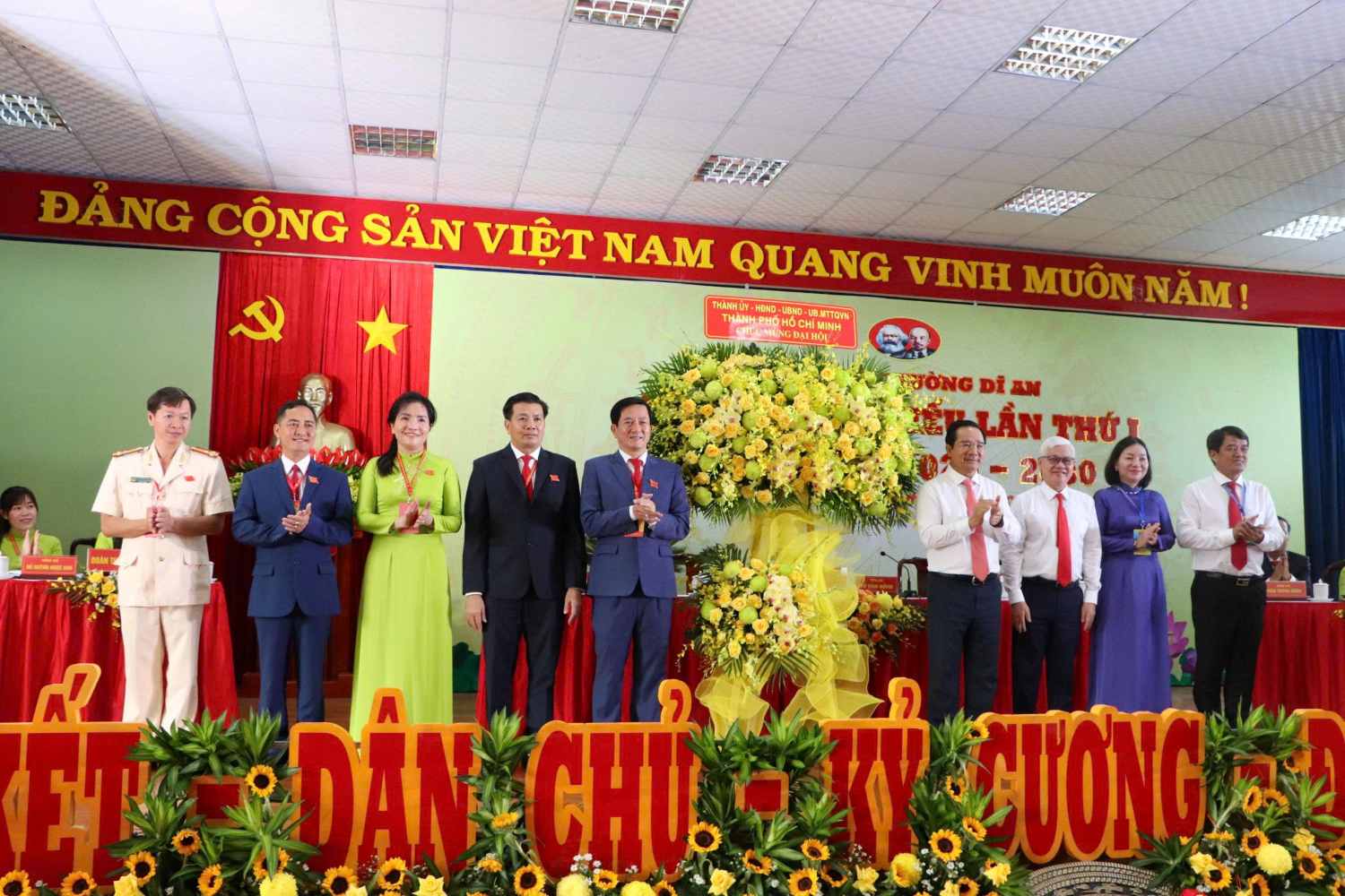 Chu tich UBND TPHCM Nguyen Van Duoc tang hoa chuc mung dai hoi. Anh: Dinh Trong