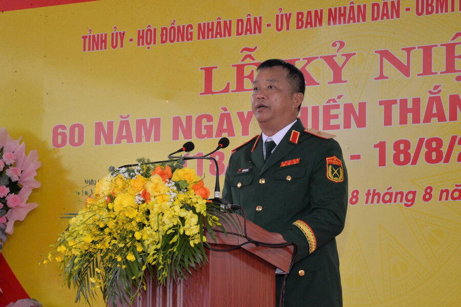 S'exprimant lors de la ceremonie de commemoration le general de division Tran Thanh Hai - commandant adjoint de la 5e region militaire a affirme que la victoire de Van Tuong a laisse de nombreuses leçons precieuses sur l'art militaire vietnamien. Photo : Vien Nguyen